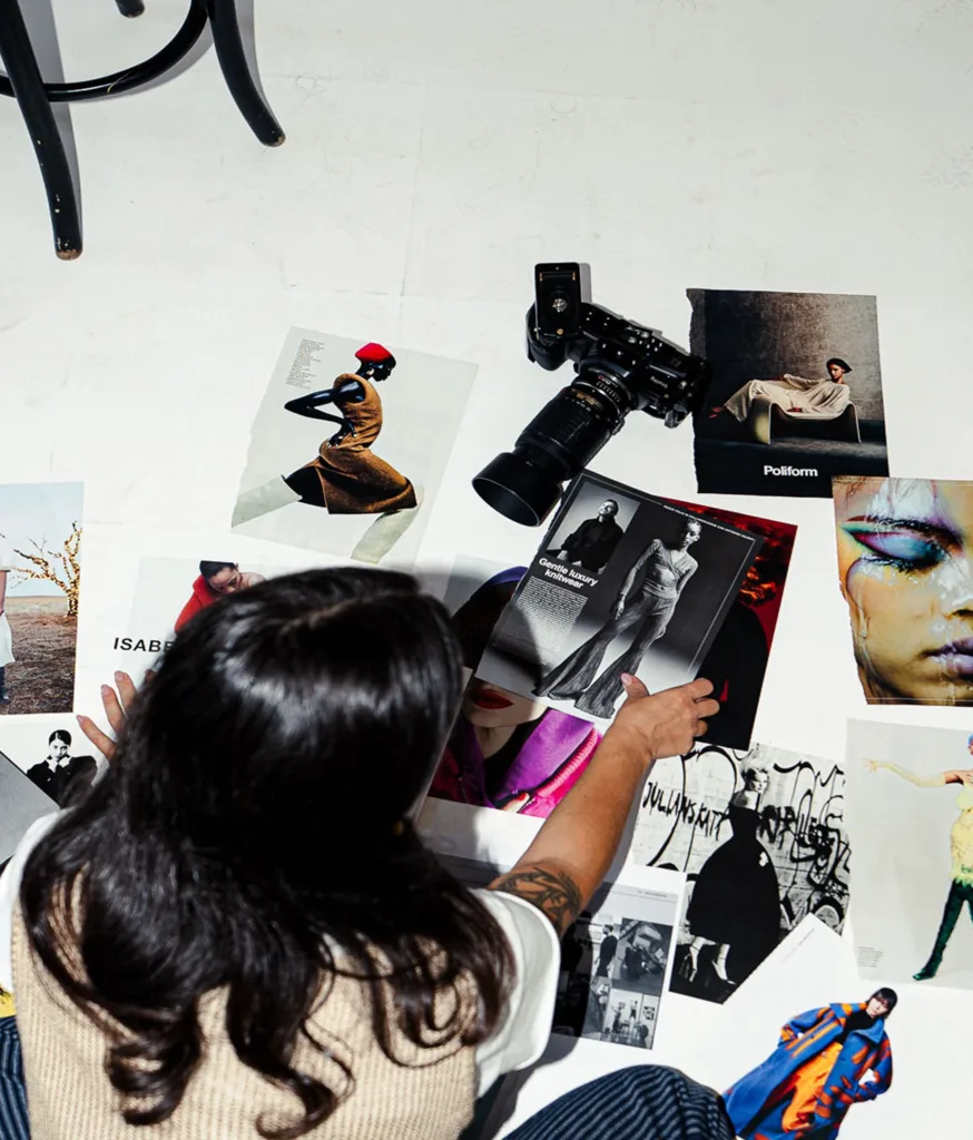 Moodboard fotografica e fotocamera sul tavolo di lavoro dello studio